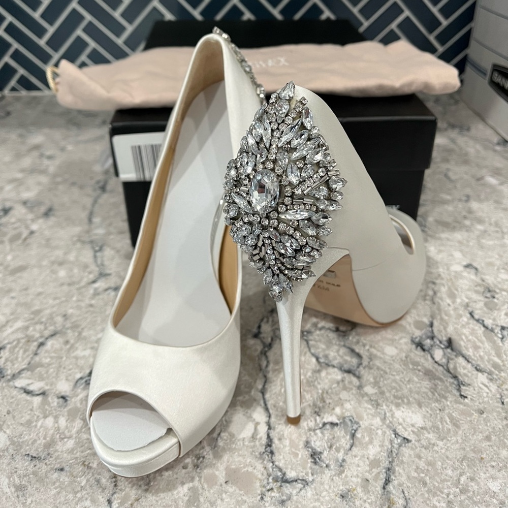 Size 7.5 Badgley Mischka white peep-toed pumps. New with box. Retails for $245. - Picture 1 of 7